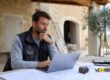 Artisan du BTP consultant sa stratégie web sur un ordinateur en Provence