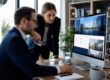 Dirigeant et consultant analysant la page d'accueil d'un site internet